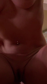 Fitnessbabe Sofie Marie neemt een grote zwarte dildo