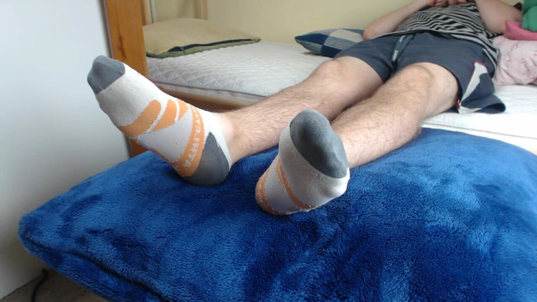 xblueboyz: I Cum on Twink's Feet