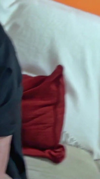 Starší studentka s velkými prsy a nohama potěší zralou prsatou učitelku
