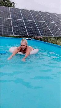 Femme au foyer chaude Lukerya dans la piscine