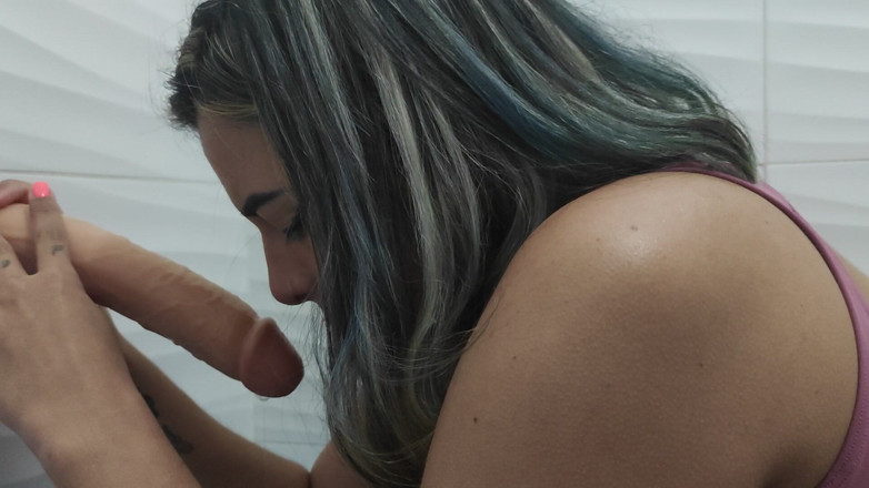 Kylei Ellish: Sucking and Deep-throating a 21cm Dildo