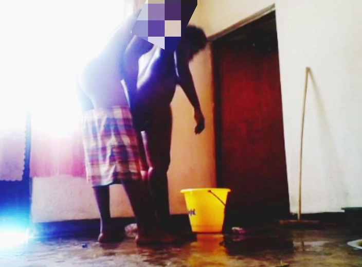 Me and my new slut: खड़े कुत्ते शैली में चुदाई, omg क्या प्यारी साँवली चूत है