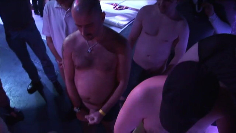 Cumdate: Bruna matura scopata in gang da stalloni arrapati che gocciolano...