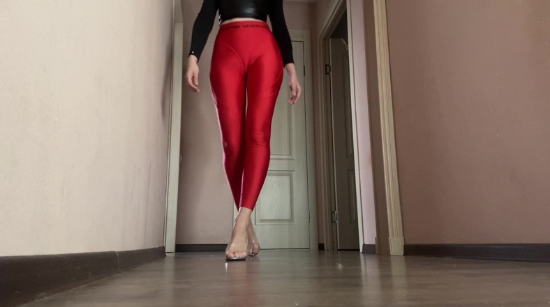 Skinny_lady69: Une maîtresse ASMR en legging en latex et rouge s’enfile...