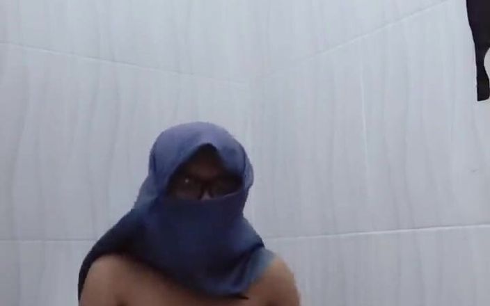 Rianicute: Mandi Sambil Colmek