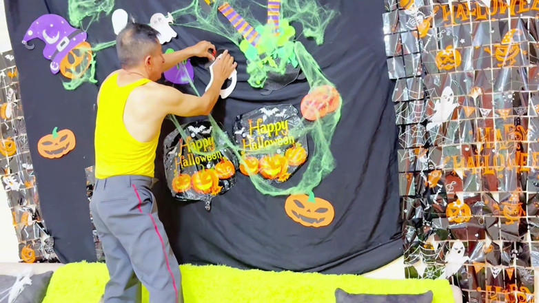 Lady: Frumoasa fiică vitregă sărbătorește Halloween-ul futându-și tatăl vitreg