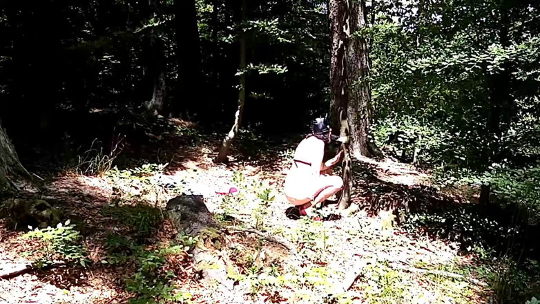Toilet Mommy: 情侣在树林里玩耍被抓