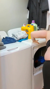 Piccola sorellastra bloccata nell'essiccatore