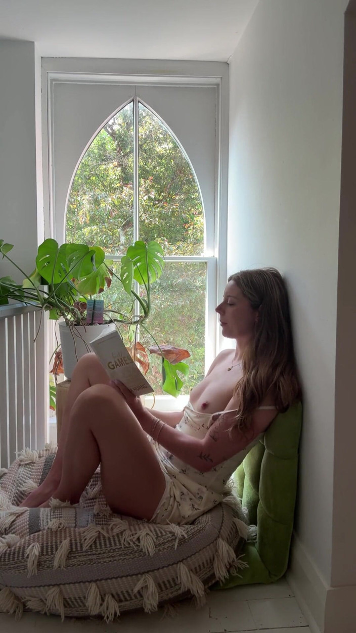 Nadia Foxx: Reading Smut While Trying Not to Cum Too Soon! Hysterical...