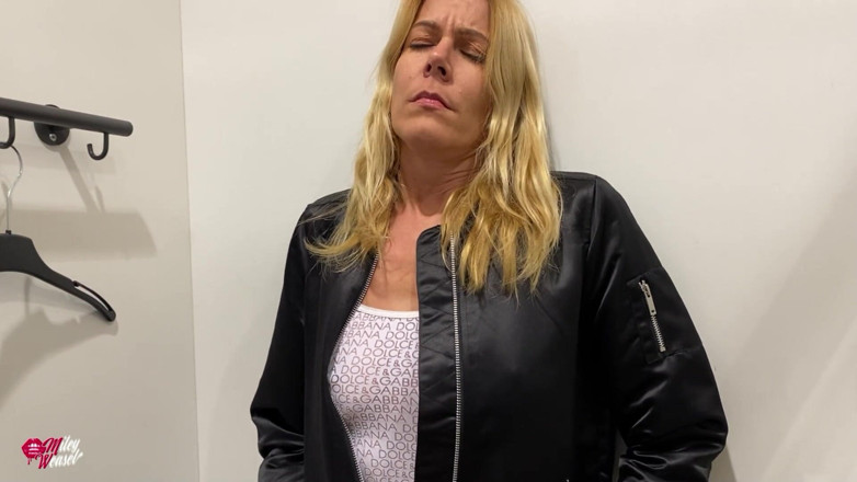 Miley Weasel: Une jolie salope blonde télécommandée en public !