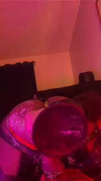 Sexy sletterige femboy gaapt gaatje met grote dildo - smerig romig kontspel