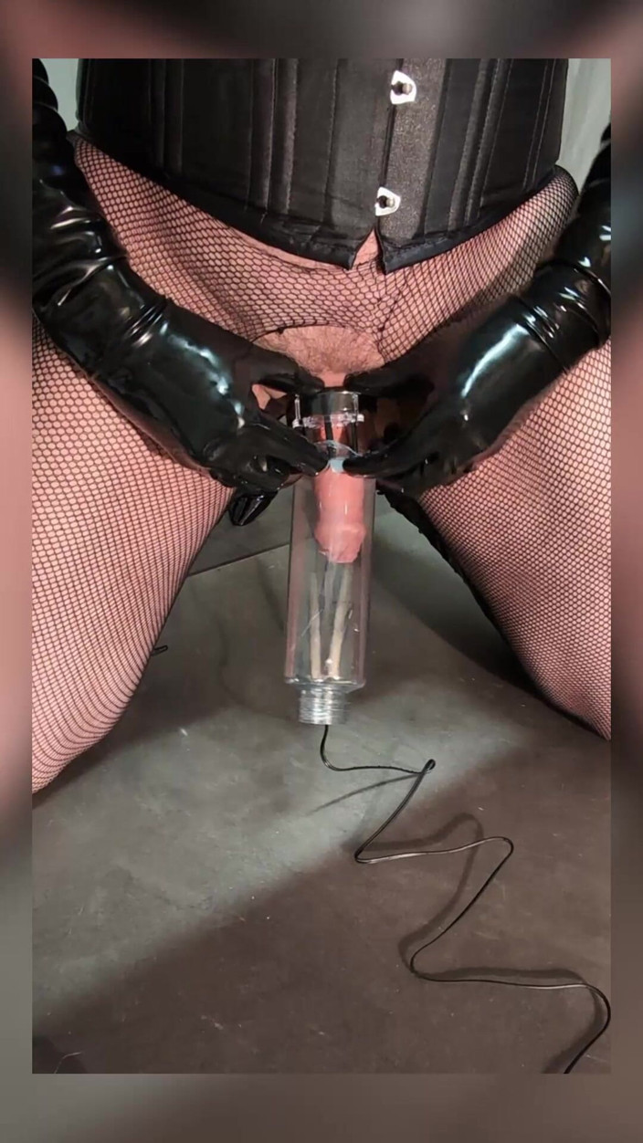 Chatuser: Sissy in netzstrümpfen, stiefeln, korsett und mit einem schwanzkäfig bekommt...