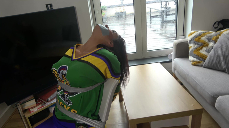 Latina Fetish: Латина в: член хокейної команди підійшов до стільця і стрічка з кляпом у роті! (4к)