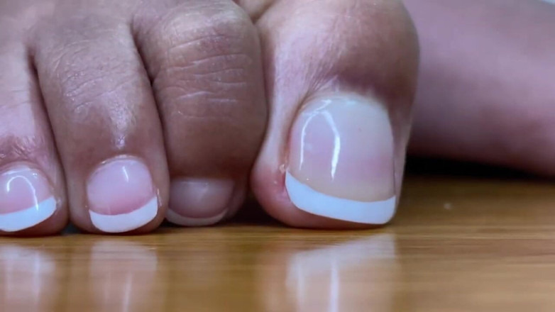 Pink Foxx: Vista De Perto Dos Pés Francês-pedicured Da Gigante Negra