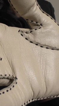 Beige Lederhandschuhe mit einem starken Leder duft im gesicht, Lady Victoria Valente