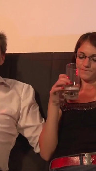 Gadis remaja rambut cokelat ngentot kontol besar sampai dicrot di mulut