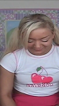 Lil Lexy pijpt bubbels en masturbeert haar tienerkutje