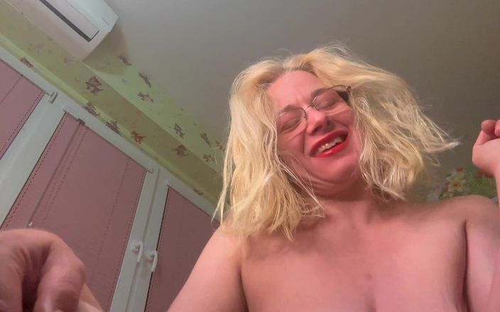 Putarankahotmilf: Мачеха застукала часы своего пасыка под ее юбкой