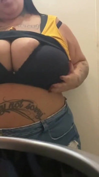 Una parada en un baño junto a la carretera que muestra una mujer de figura completa