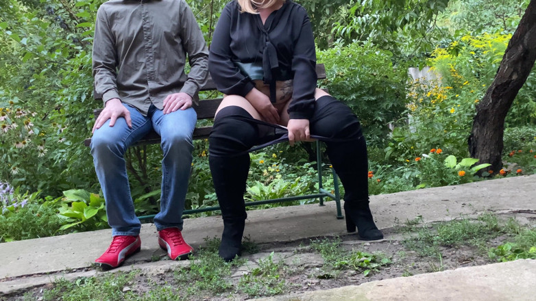 OurFetishLife: Macocha daje prezent pasierbowi po potężnym squirtingu na świeżym powietrzu