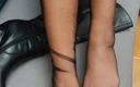Coryna nylon: Zwarte netkousen en zwarte laarzen