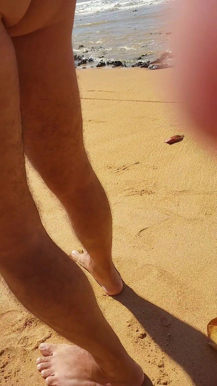 Ladysilvas: Ladysilva crossdresser se promène dans une culotte sexy sur la...