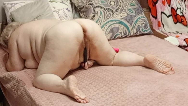 Zona901: 有圆屁股和毛茸茸的屄的继母从手淫中获得高潮