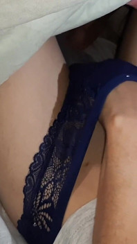 Mentre la mia vicina sta scrivere il suo foglio termini, la sua ragazza mi seduce e noi sborra allo stesso tempo