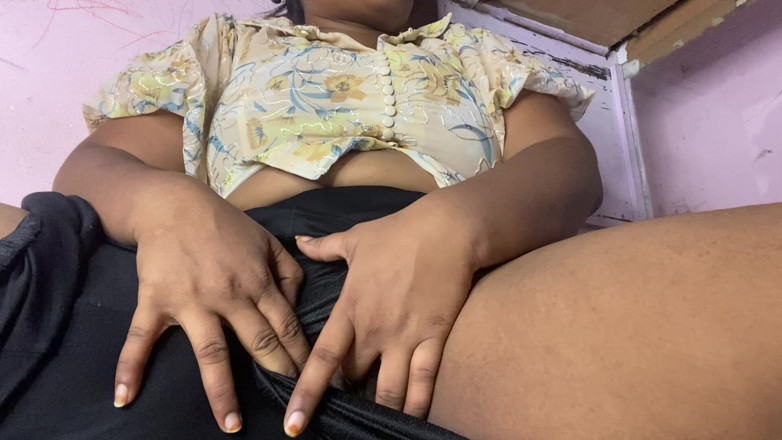 Angoori: Pertunjukan cewek tamil dengan toket aduhai lagi asik fingering memeknya
