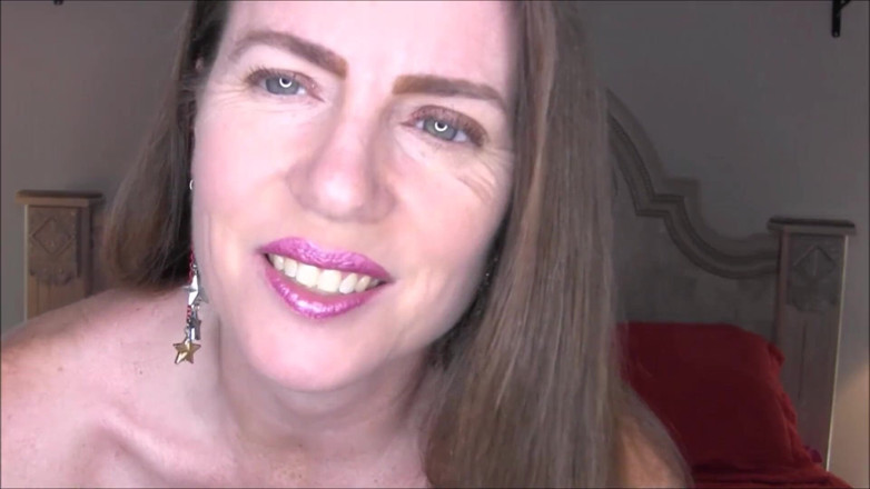 Nikki Nevada: Sexy masturbazione in lingerie viola leggera e istruzioni per sborrare