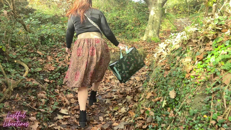 Lustful Libertines: Privind pe profesoara care se pișă în pădure