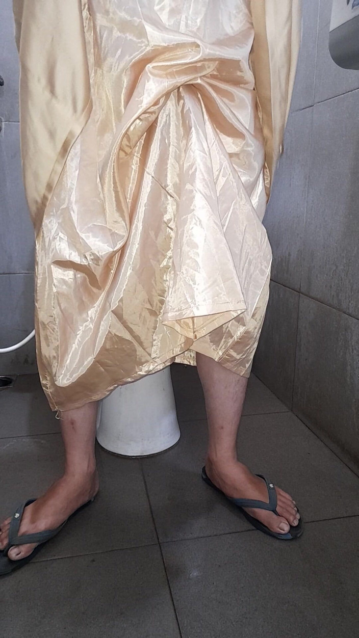 Naomisinka: Pancutan mani dalam pakaian satin emas panjang