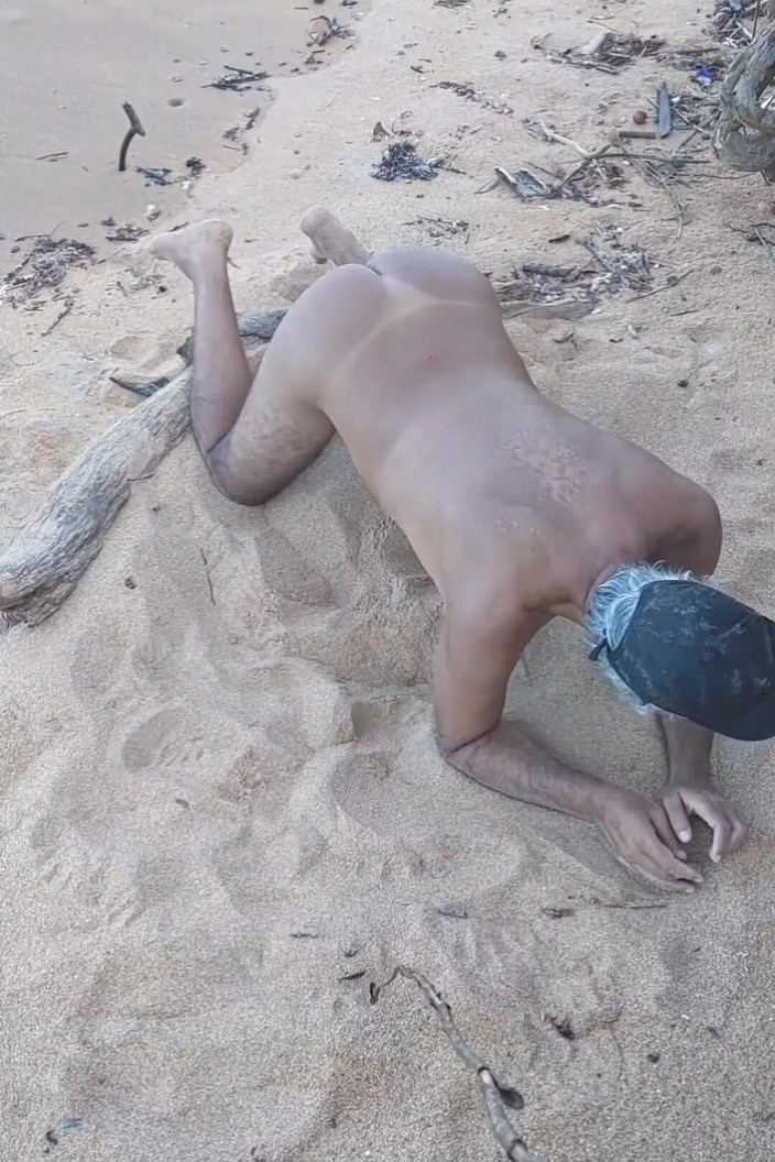 Ladysilvas: 海滩上的Ladysilva脱下他的比基尼来炫耀他晒黑的屁股