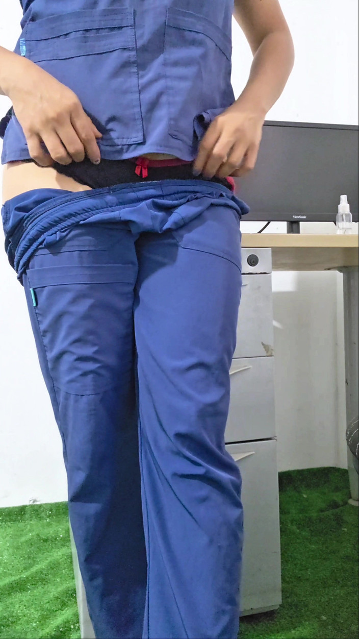 InsaciableX: Asistenta se joacă singură la locul de muncă, fără pacienți...