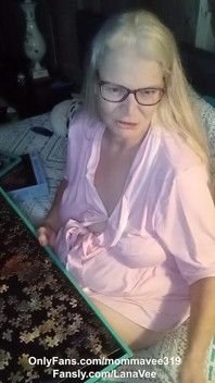 La sexy bbw si masturba fino all'orgasmo in una chat privata!