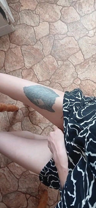 Meisje in een zomerjurk masturbeert