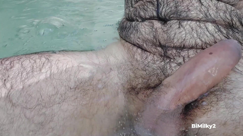 BiMilky2: Jacuzzy的毛茸茸的男人饥渴