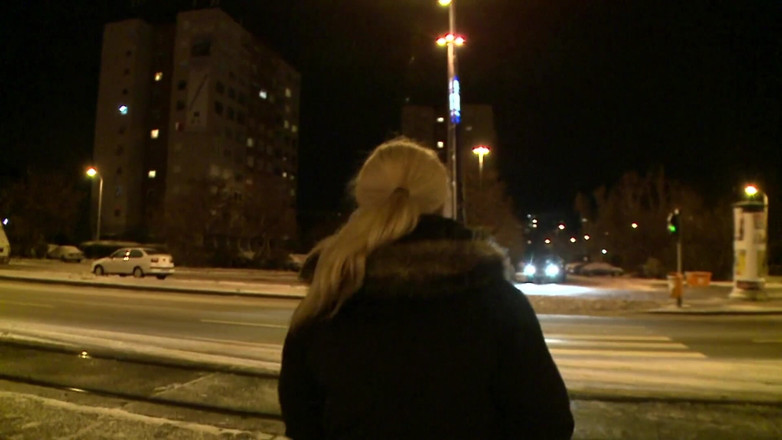MMV Deutschland Porno: Сексуальна збуджена блондинка смокче його член на відкритому повітрі в відео від першої особи