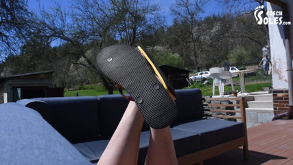 Czech Soles - foot fetish content: รองเท้าแตะและนิ้วเท้ายาวพักผ่อนบนระเบียง