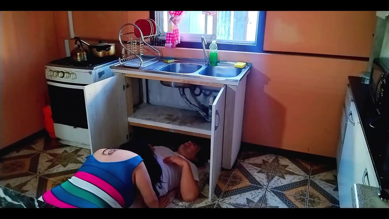 BBW Kelly Mom: 欲求不満な女性が配管工を誘惑する。