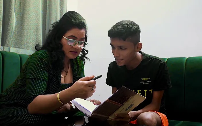 Queen star Desi: A Naughty Story of a Student and His Sexy Lady...