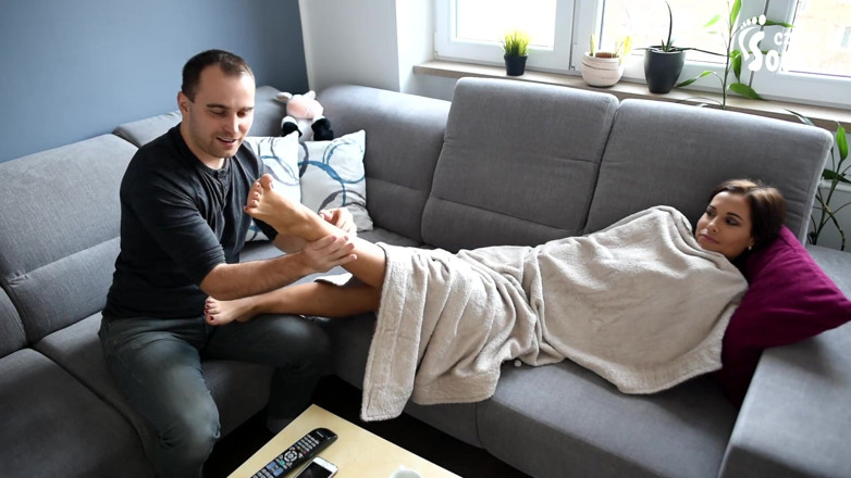 Czech Soles - foot fetish content: Saten'in kemerli ayaklarına tapıyor