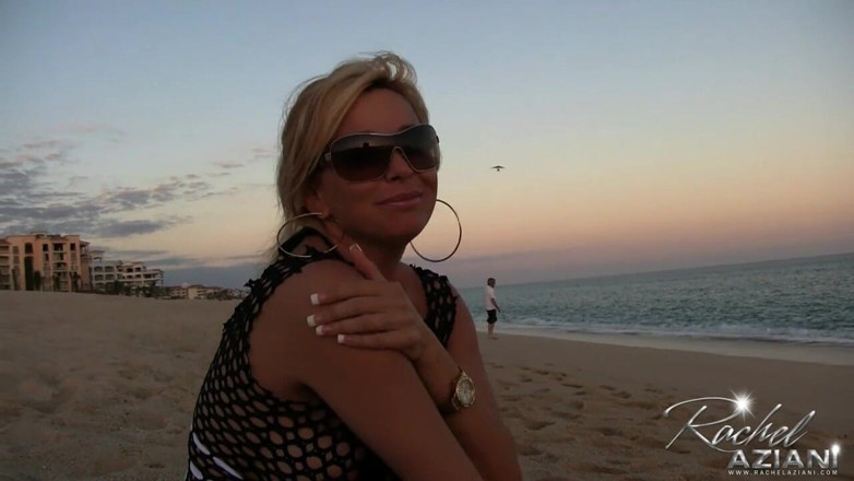Aziani: Rachel si diverte sulla spiaggia