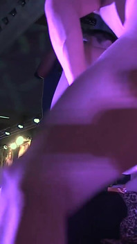 Orgia-party auf einer öffentlichen bühne mit geiler milf
