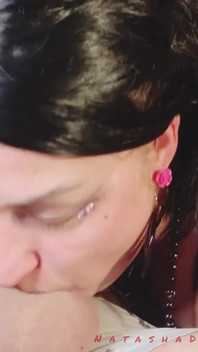 रंडी milf(चोदने लायक मम्मी) पत्नी पति के दोस्त का लंड चूसती है डीप थ्रोट