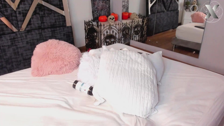 Feet Lovers club: 我的食指在我湿漉漉的阴户上施展魔法