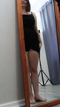 Em um vestido puro mostrando minhas pernas, bunda e fio dental