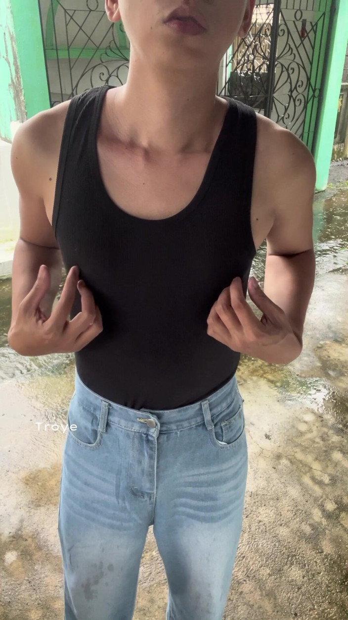 Troye_AsianPinoy: Twink asiatico in Sando e jeans