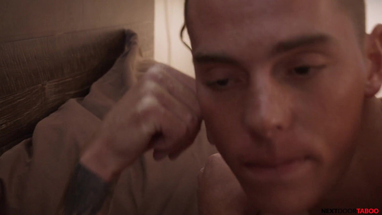 Next Door Studios: Vriendje betrapt met de lul van zijn stiefbroer in hem -...