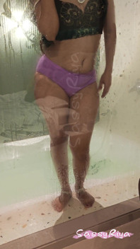 Sassy Riya listo para el baño sexy cuerpo